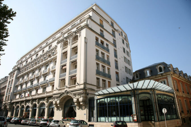 hôtel extérieur ensoleillé