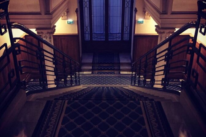 hall réception escalier nuit