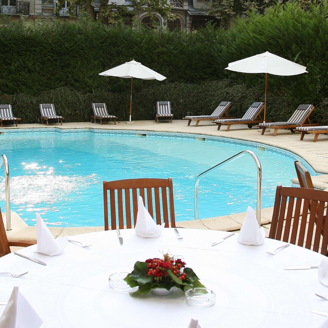 piscine table dressée