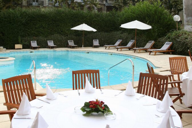 piscine table dressée