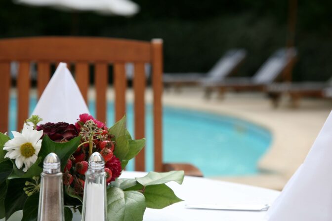 piscine table dressée