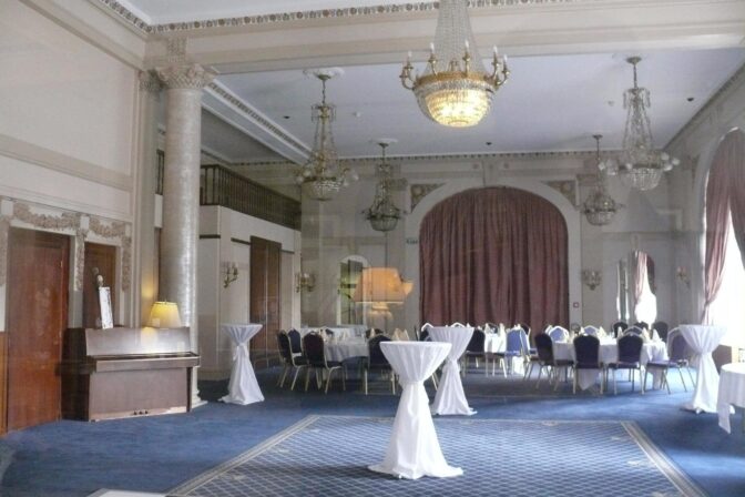 salle de séminaire aménagée debout