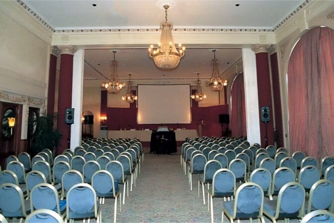salle de séminaire videoprojecteur et chaises