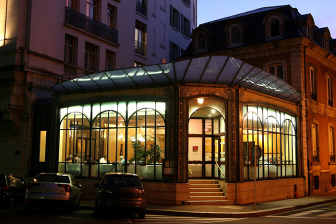 restaurant veranda extérieure nuit